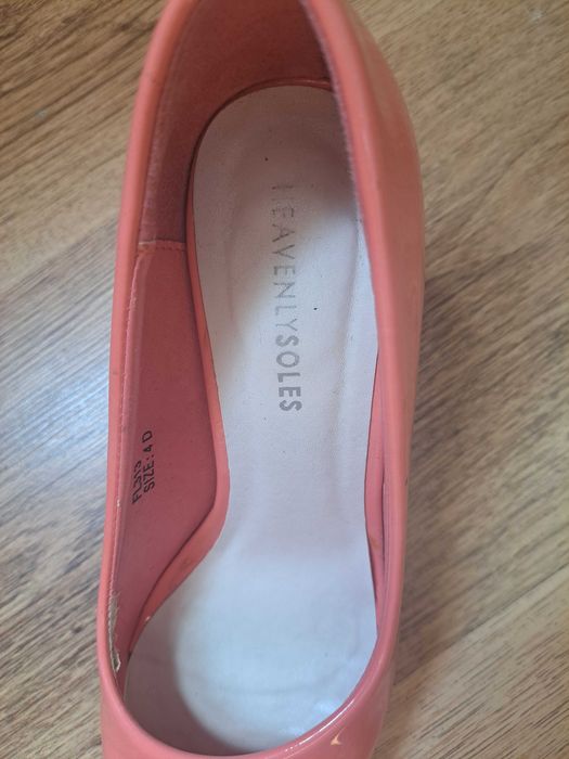 Обувки на ток цвят корал