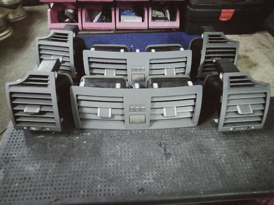 Продам оригинальный центральный дефлектор обдува от Toyota Camry 40