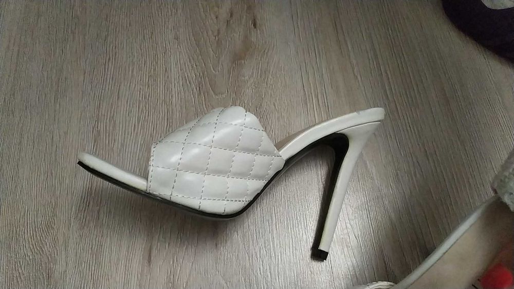 Продавам дамски чехли  висок ток