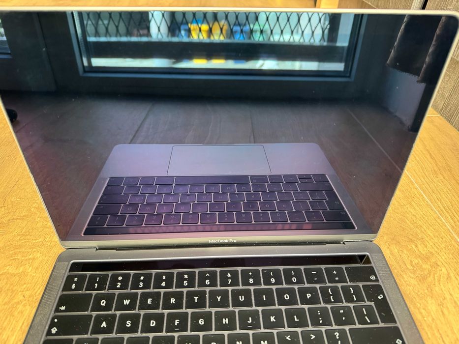 Apple Macbook Pro 13-inch 2018 - i7 - 16 GB RAM- 250 GB SSD + Apple Magic Mouse