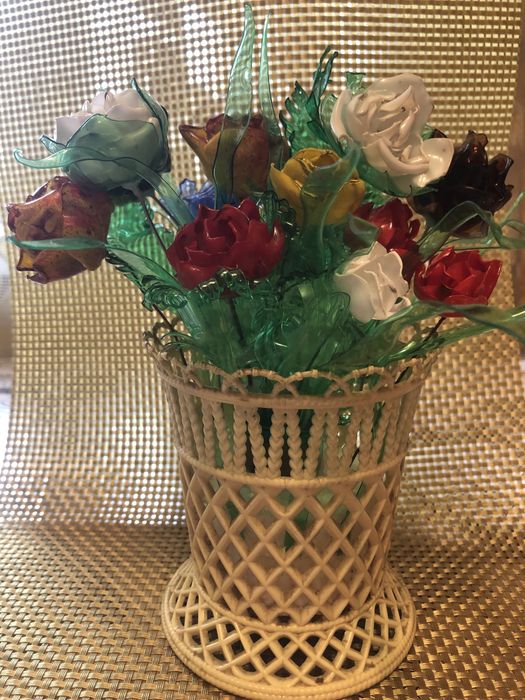 Цветы из пластика.