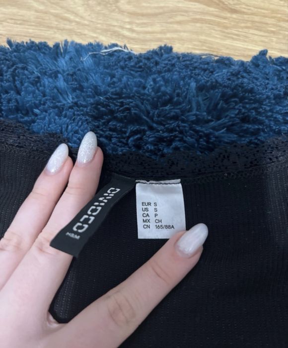 Tricou/ top negru cu maneca scurta , decolteu si dantela