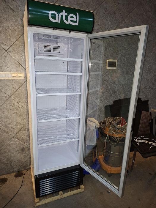 Срочно продам ветринний холодильник артель  новый гарантия 3 года есть