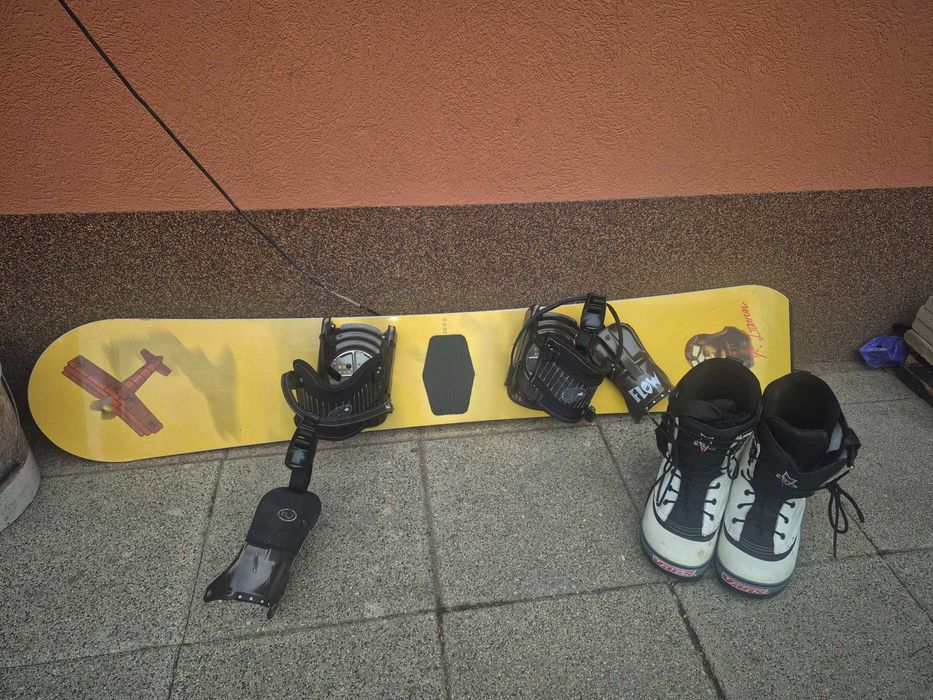 Vând placă de snowboard cu bocanci