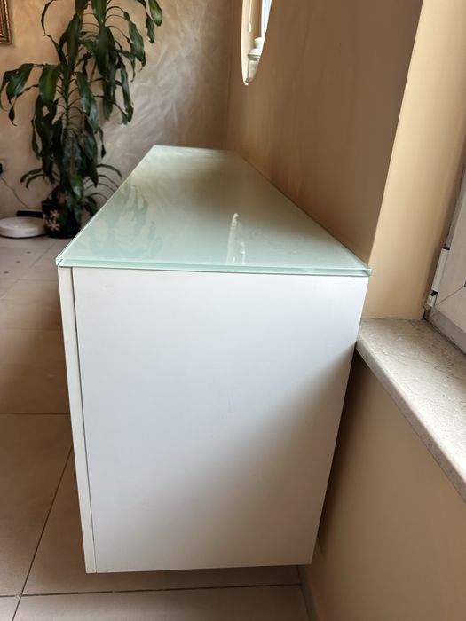 Бял шкаф за хол.