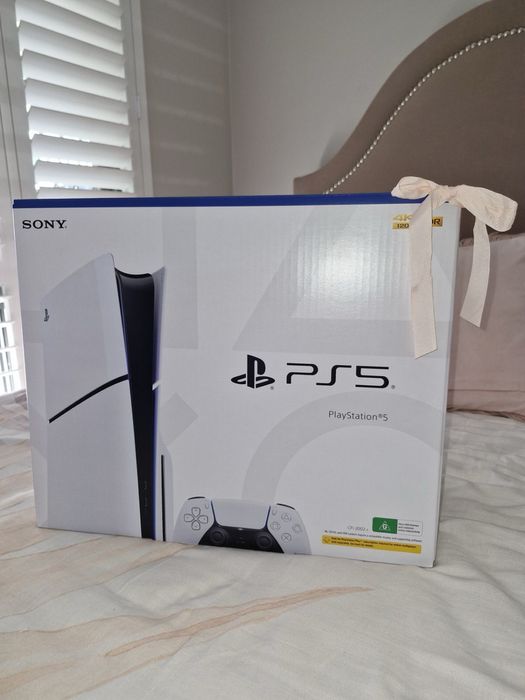 Продается Ps 5 с 2 джойстиками