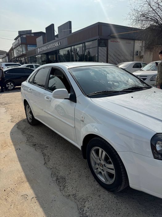 Lasetti sotiladi 2009 yil bir qo’l