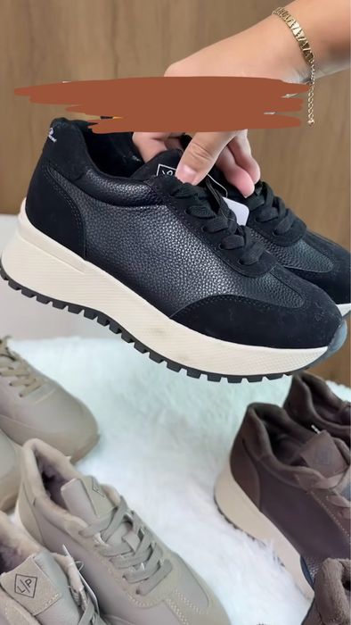 Осенние черные кроссовки