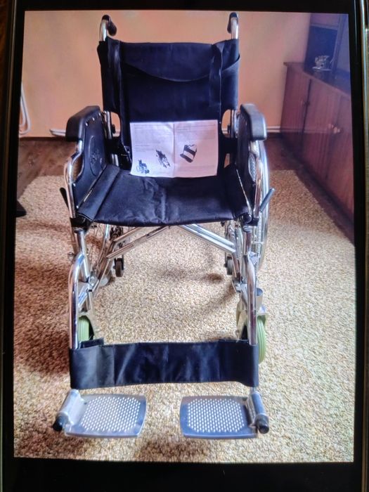 Инвалидна количка с пневматични гуми.