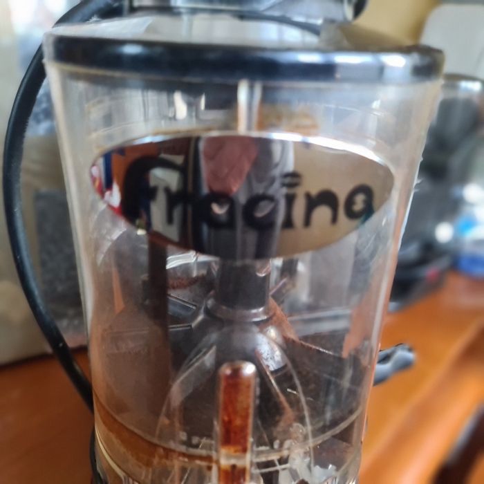 Професионална кафемелачка FRACINO