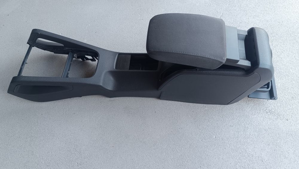 Продавам Голф 5 1.9 105кс. на ЧАСТИ, както и ВСЯКАКВИ други Голф 5ци