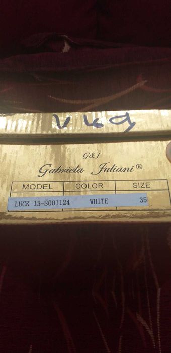 Бели елегантни обувки с висок ток