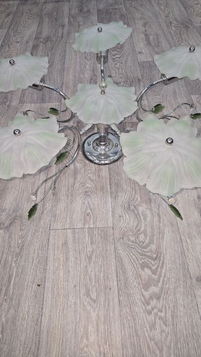 Люстра на шесть лампочек.