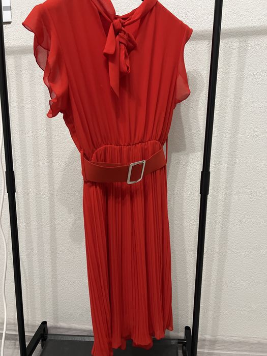 Червена елегантна рокля с колан
