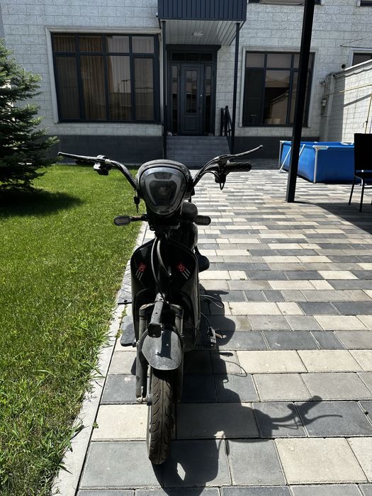 Продам скутер ск8