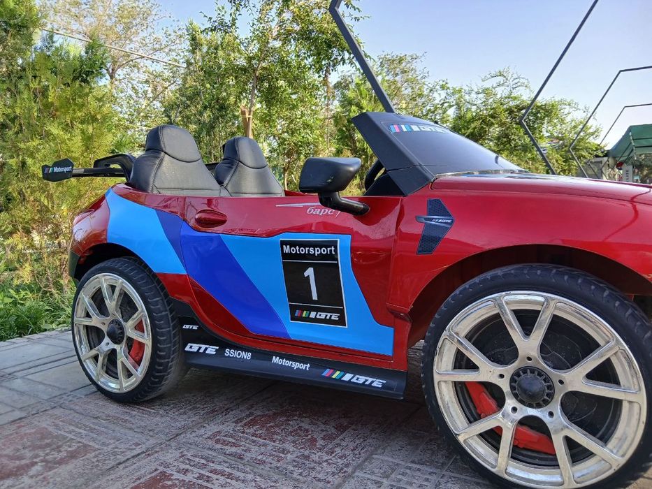 BMW bolalar mashinasi