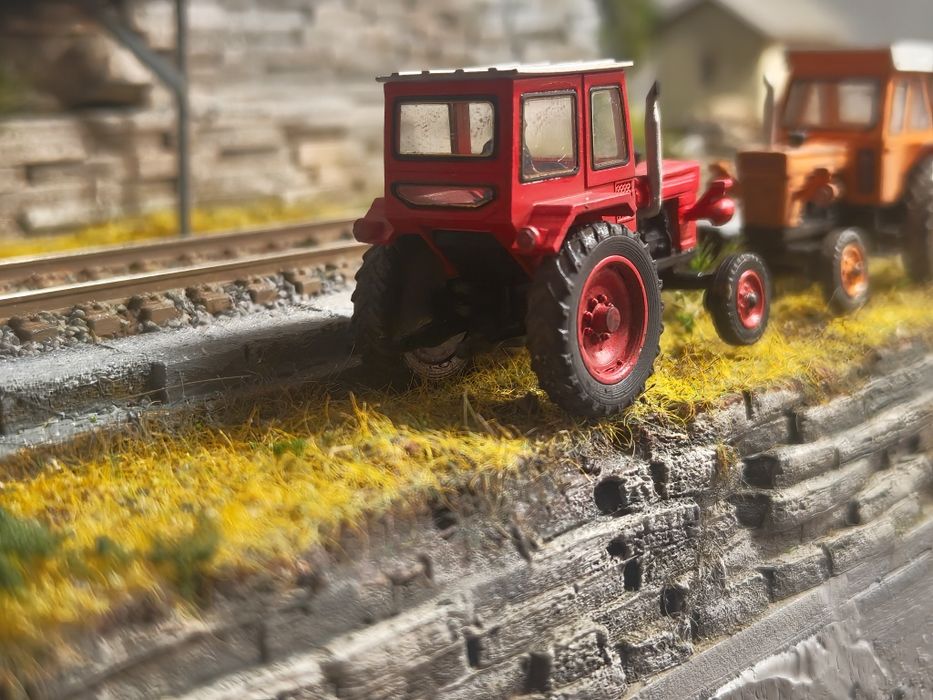 Macheta auto la scara 1/87 a tractorului UTB trenuleț electric