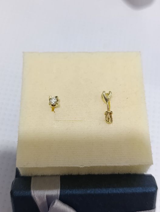 Серьги пусеты с якутскими бриллиантами.