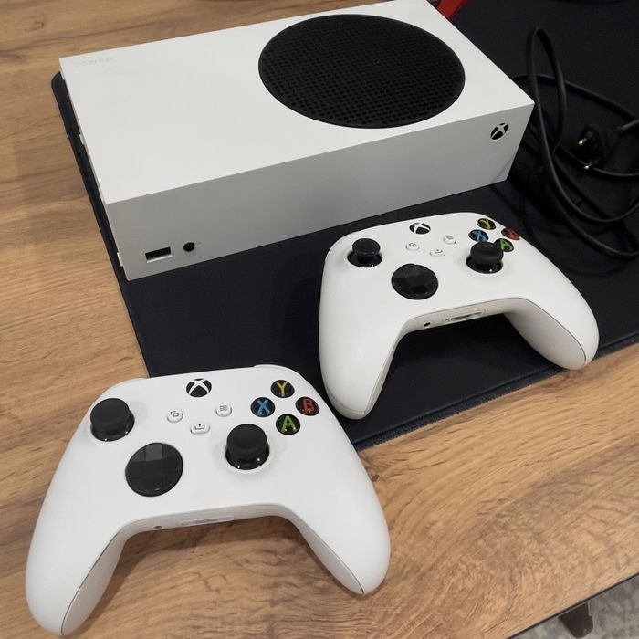 Xbox Series S + 2 геймпада + игры