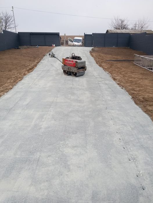 Cu ; deservent; cilindru compactor, alei pietonale, parcări auto, fund