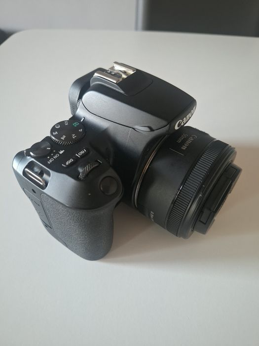 Canon EOS 250D + обектив 50 mm 1:1.8 STM