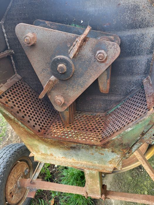 Vând moară pt cereale actionata la tractor