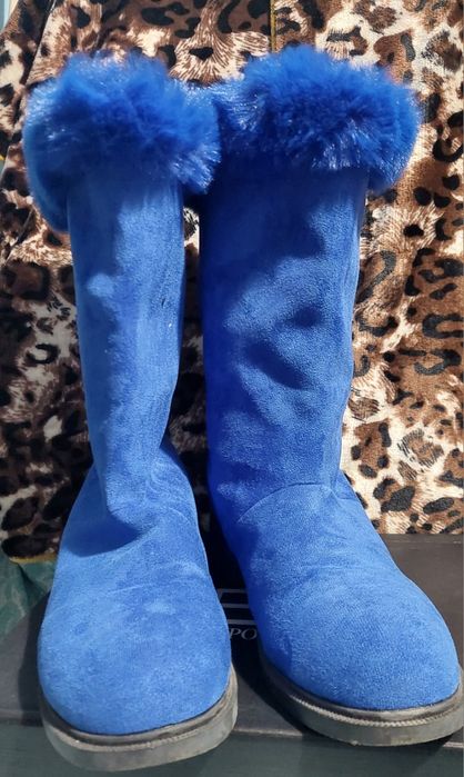 Дамски ботуши кралско синьо от набук.