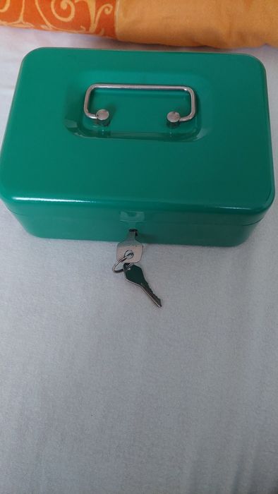 Метална касичка за пари