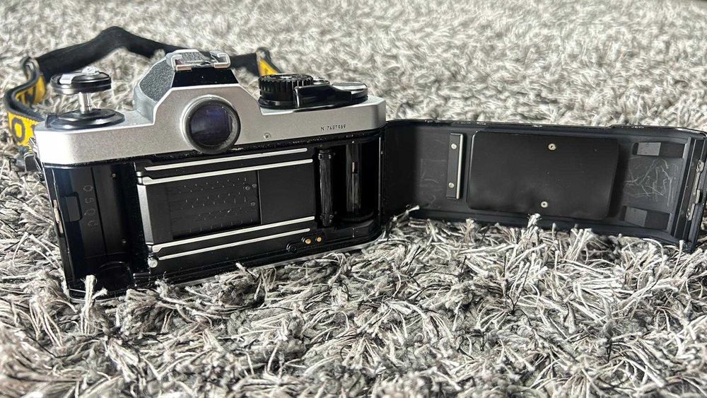 Nikon FM2 impecabil-functional cu blitz Sunpak Auto 260 si 3 obiective