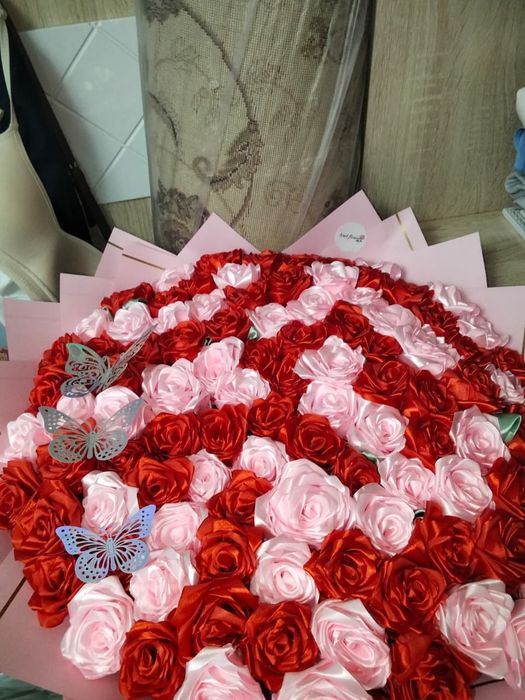 Шикарная 101 роза из ленты