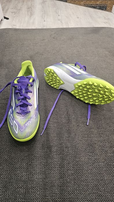 Деттск футболни обувки-Nike и Adidas