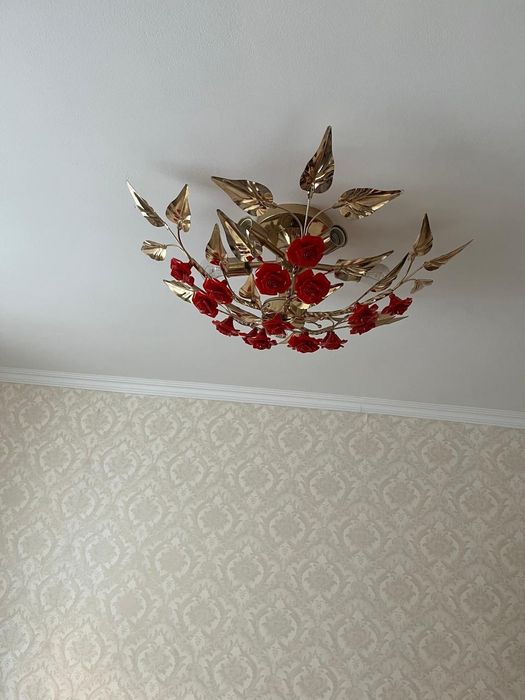 Продам люстру с листиками