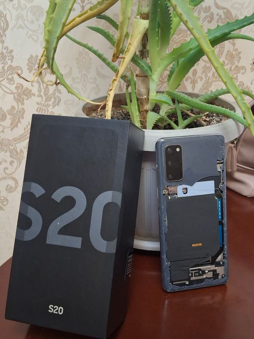 Samsung s20 в хорошем состоянии