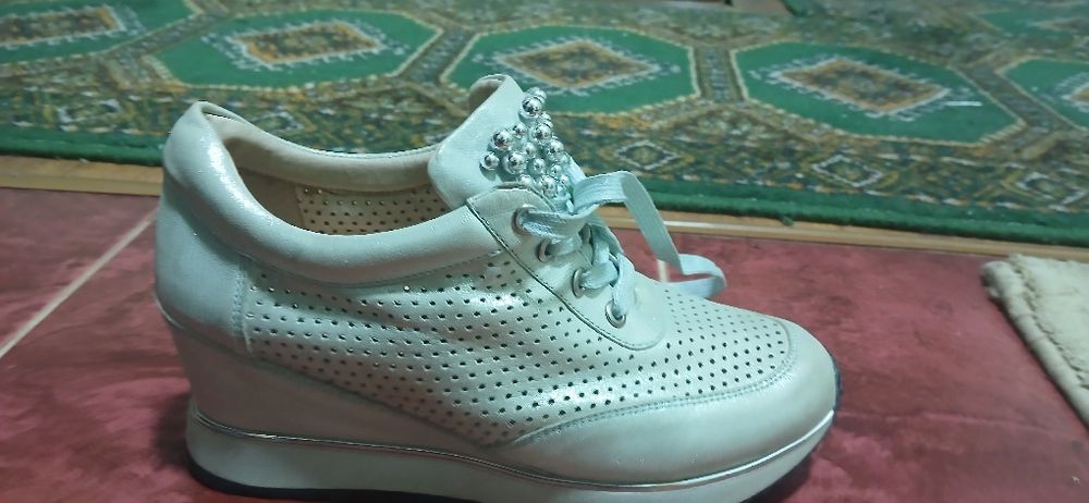 Крассовки женская. Бренд Sasha Fabiani