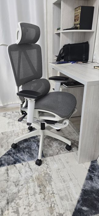 Кресло для руководителя с сеткой и подголовником — белое