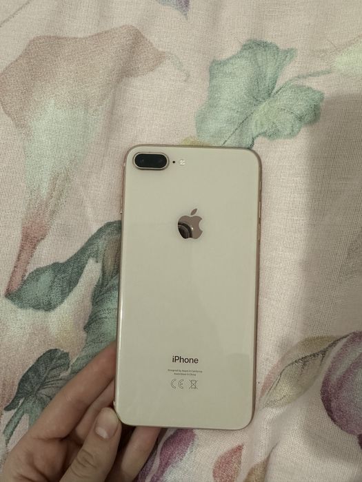 Продам Айфон 8+