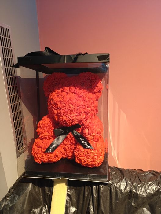 Голямо мече  със Червени рози