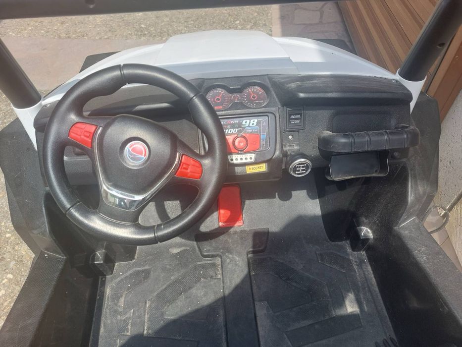 Акумулаторна двуместна кола