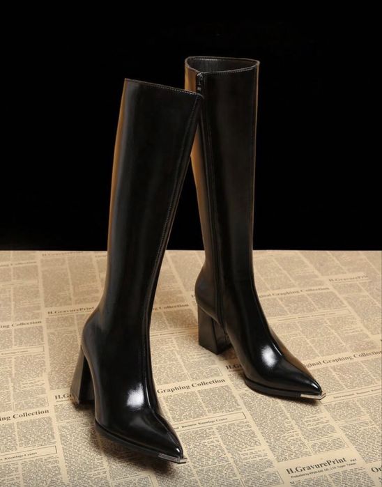 Високи черни остри ботуши с дебел ток