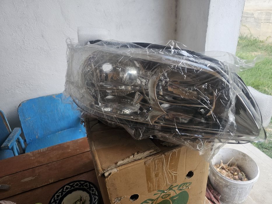 Продам фары на пежо 301