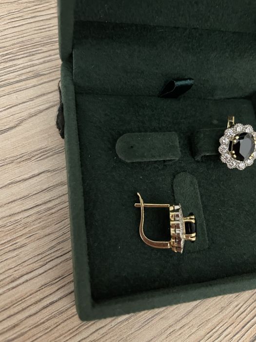 Продам  золотые серьги .