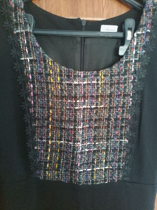 Rochie deosebită pentru ocazii business/casual, de culoare neagră.
Se