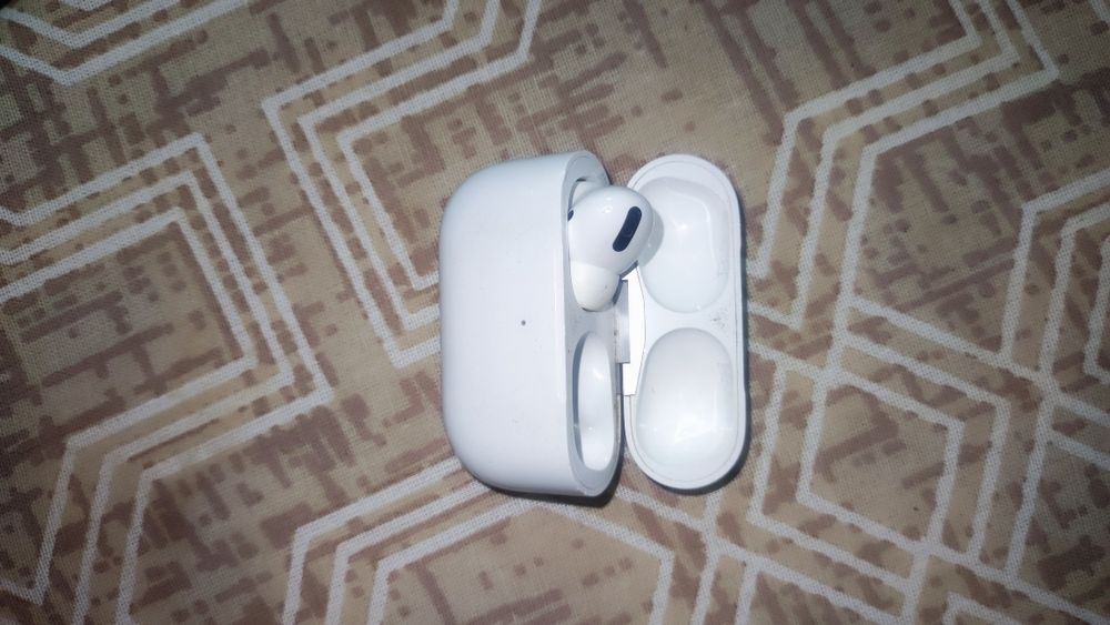 AirPods Pro 1 (кейс + левый наушник)
