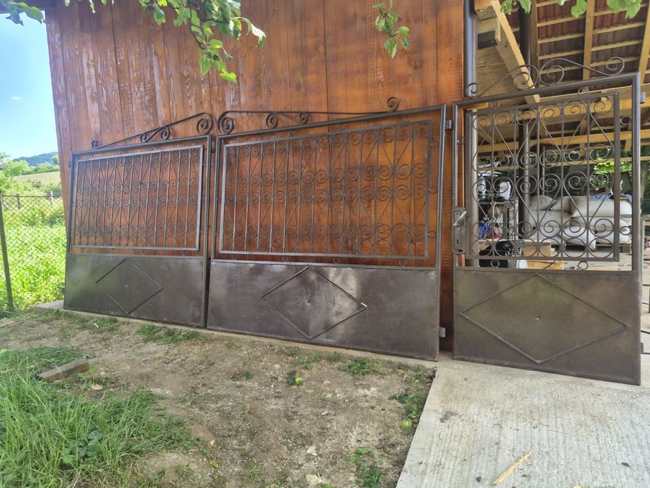 Vând porți metalice din fier  – robuste și elegante