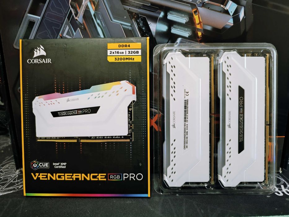 Рам памет 32GB (2x16GB) DDR4 3200MHz Corsair Vengeance RGB Pro White