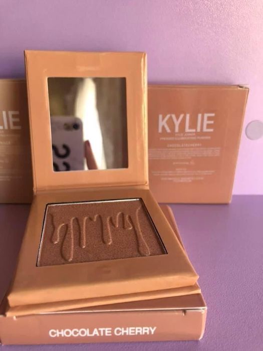 Хайлайтър в кутия с огледало 6 цвята на KYLIE cosmetics
