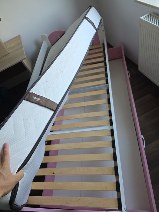 Se vinde set pat copii/tineret (alb/roz) + saltea premium IdealSleep, dimensiune 80x190 cm.