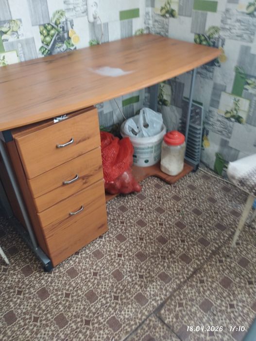Продам стол компьютерный
