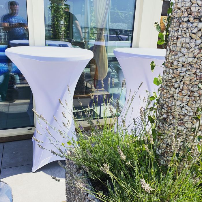 Mese cocktail albe/negre/led de inchiriat