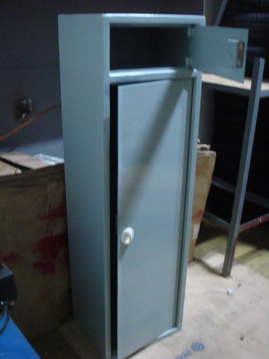 стальной сейф для хранения ценностей с двумя отделениями